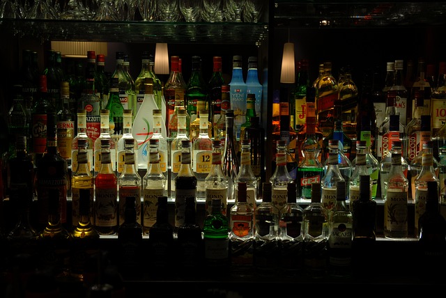 Fľaše s rôznymi druhmi alkoholu v bare.jpg