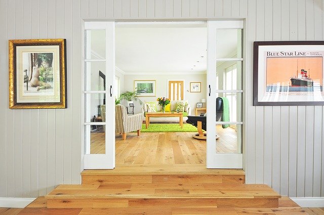 Drevená podlaha, otvorené interiérové dvere.jpg